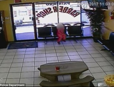 Η σοκαριστική στιγμή που σφαίρες περνούν ξυστά από το κεφάλι 4χρονης στην Αριζόνα (βίντεο)